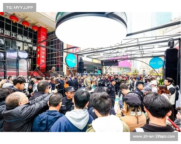 全新世俱杯奖杯首次亮相重庆引球迷惊叹其宏大与设计巧思 全新世俱杯奖杯首次亮相重庆引球迷惊叹其宏大与设计巧思